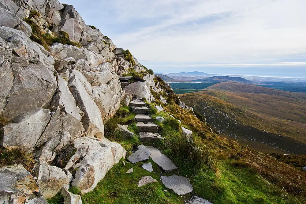 Chemin de montagne dans le Connemara en Irlande