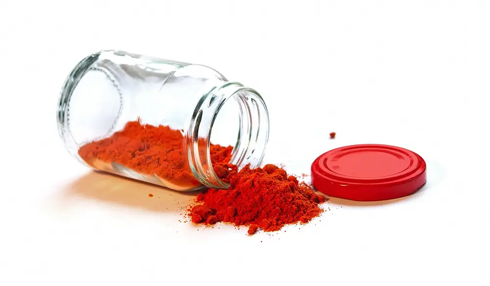 Du Paprika, dans un récipient en verre