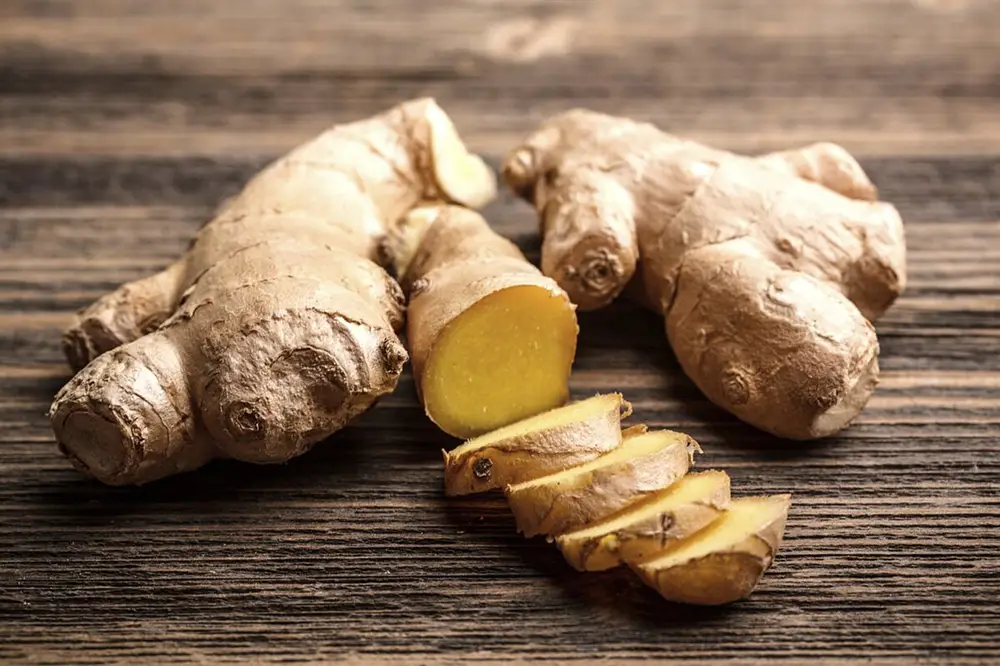 gingembre frais coupé en rondelles