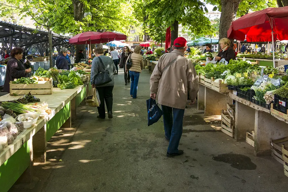 marché local et étals de légumes