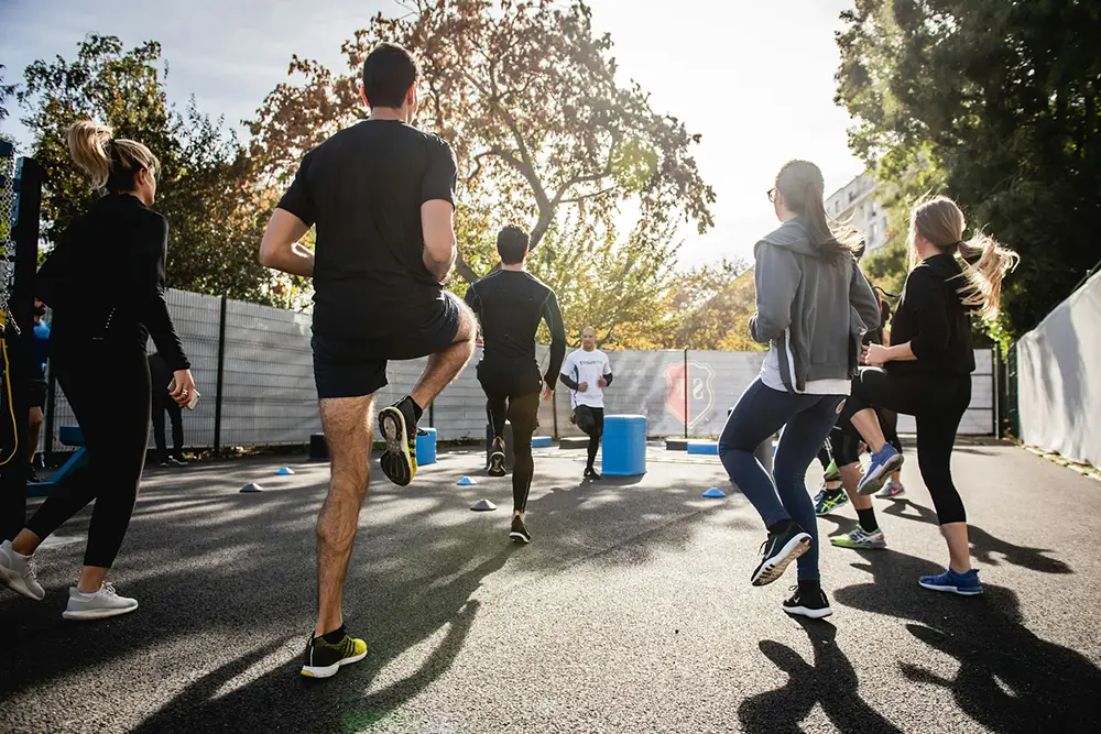 groupe d'amis s'échauffant avant une course