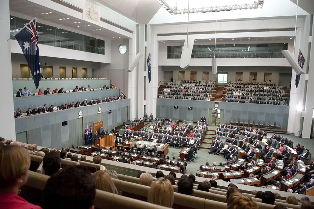 Le parlement australien vote une loi pour interdire les réseaux sociaux aux moins de 16 ans