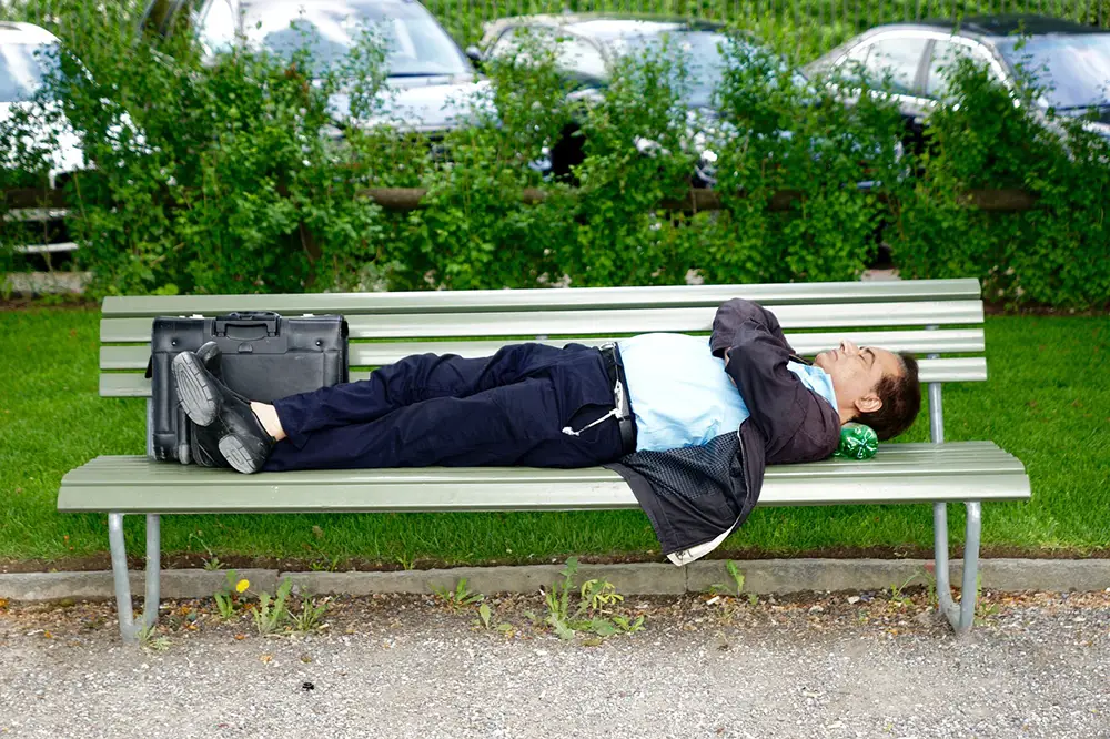 Sommeil des français, comment l'améliorer, personne dormant sur un banc dans un parc