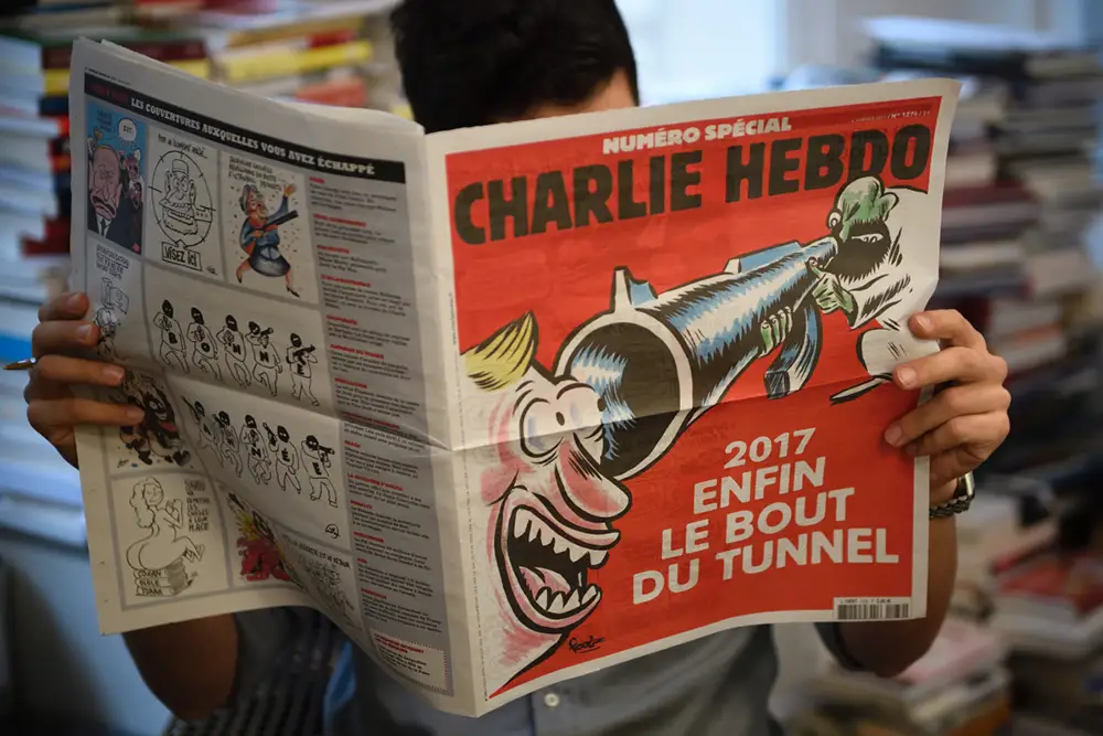 Lecteur lisant le journal Charlie Hebdo